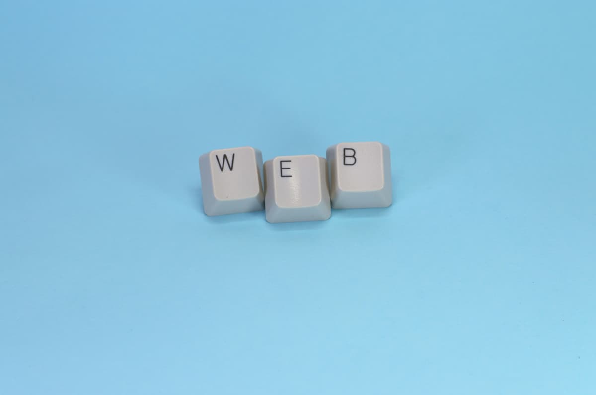 Visual comparison of WebSockets, Long Polling and Regular Polling communication patterns