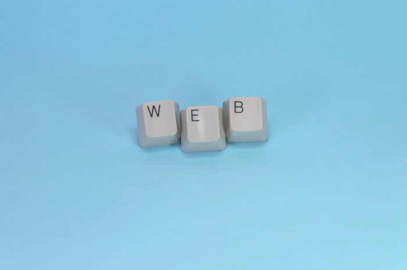 Visual comparison of WebSockets, Long Polling and Regular Polling communication patterns