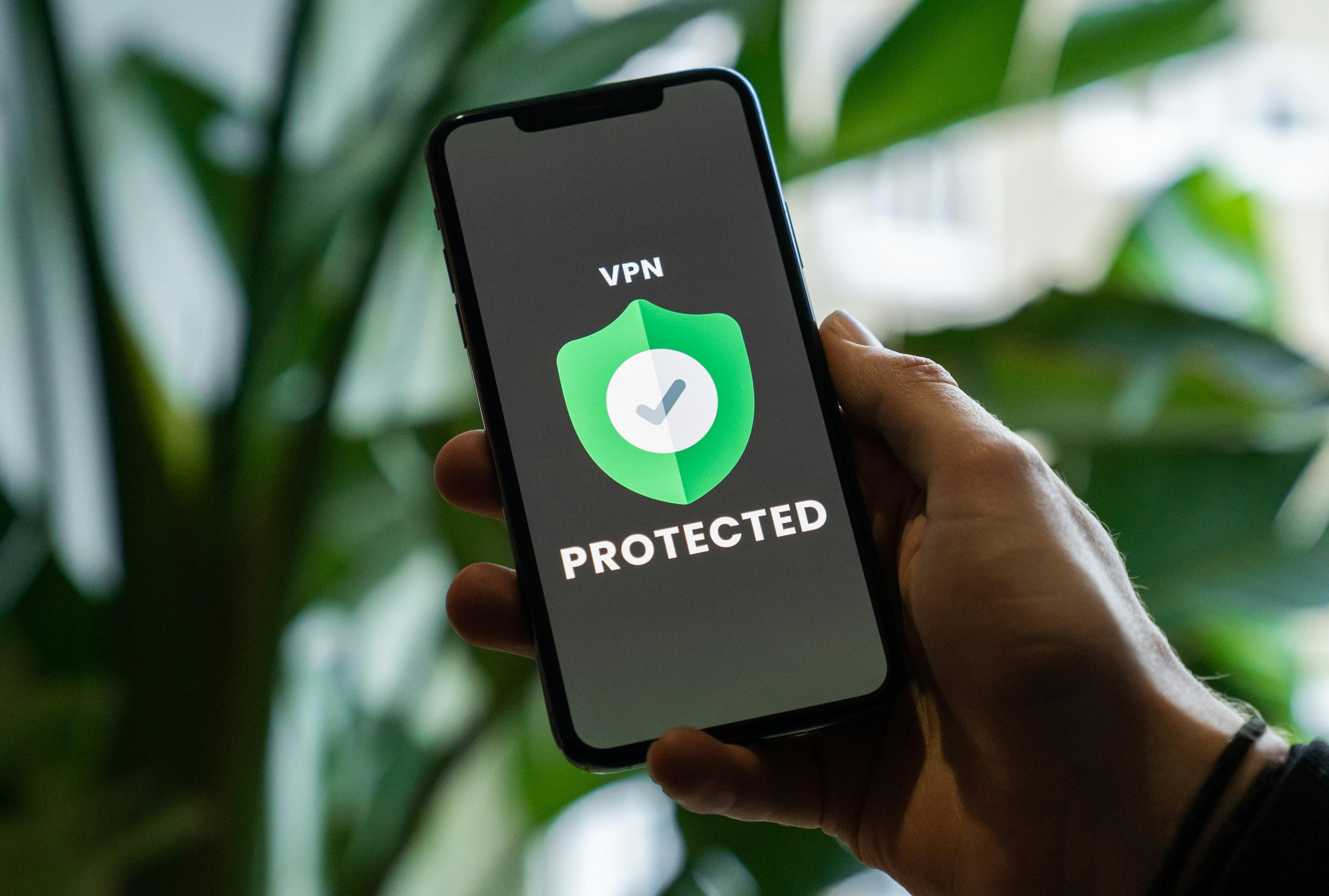 Visual explanation of how a VPN protects your internet connection